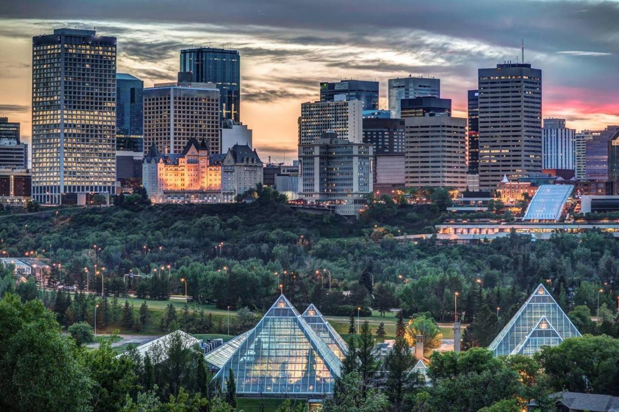 Central 2Br Near Unveristy And Whyte Ave إيدمونتون المظهر الخارجي الصورة